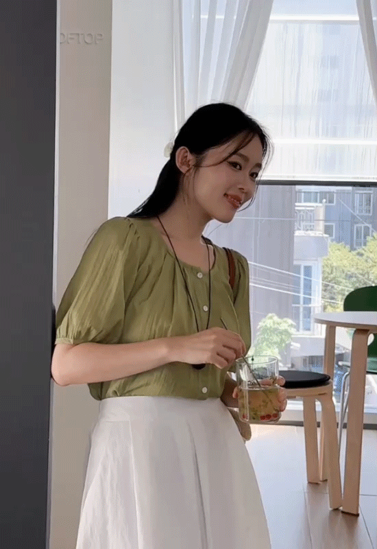 라운드 핀턱 반팔 블라우스